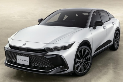 （左）：特別仕様車 CROSSOVER RS “THE 70th” （ベース車両はCROSSOVER RS）