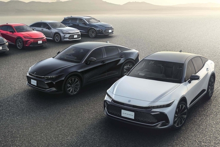 （前列右）：特別仕様車 CROSSOVER RS “THE 70th” （ベース車両はCROSSOVER RS）