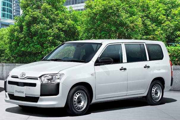 （左）：F（ハイブリッド車）