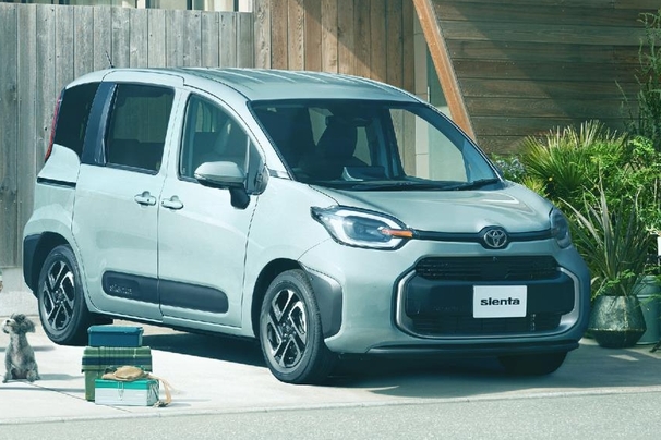 【モデル入り素材】Z（ハイブリッド・2WD・7人乗り）