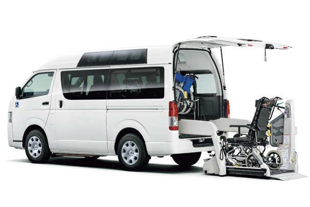 車いす仕様車“Aタイプ” ルーフサイドウインドウ装着車 2WD・2000ガソリン ロング・標準ボディ ボディカラーはホワイト