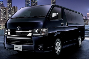 （左）特別仕様車スーパーGL“DARK PRIME II”（2WD・2800ディーゼル・標準ボディ）