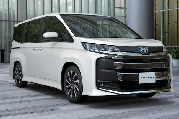 左からヴォクシー HYBRID S-Z