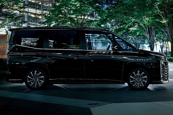 【モデル入り素材】S-Z（ハイブリッド・2WD・7人乗り）