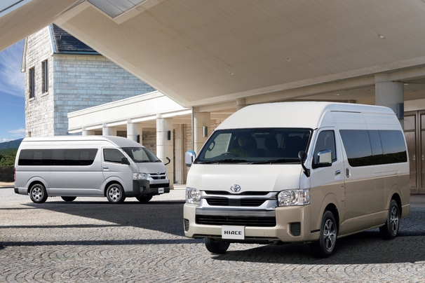 （左）：COMMUTER・2WD・2800ディーゼル・GL