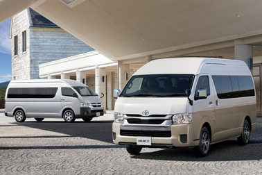 （左）：COMMUTER・2WD・2800ディーゼル・GL