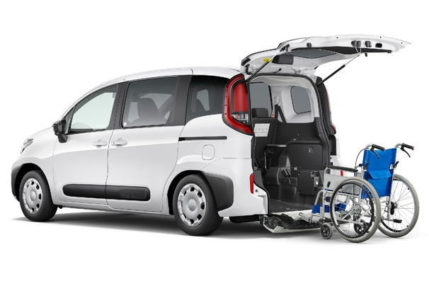 X（ガソリン・2WD） 車いす仕様車“タイプⅢ（ショートスロープ・助手席側セカンドシート付）”